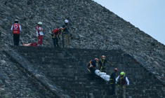 Des experts médico-légaux et des membres de la Croix-Rouge transportent un corps sur la pyramide de la Lune, sur le site archéologique de Teotihuacan, après une fusillade survenue à Teotihuacan, dans l'Etat de Mexico, le 20 avril 2026 ( AFP / YURI CORTEZ )