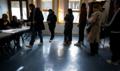Des électeurs arrivent pour voter au 1er tour des municipales à Toulouse, le 15 mars 2026 ( AFP / Lionel BONAVENTURE )
