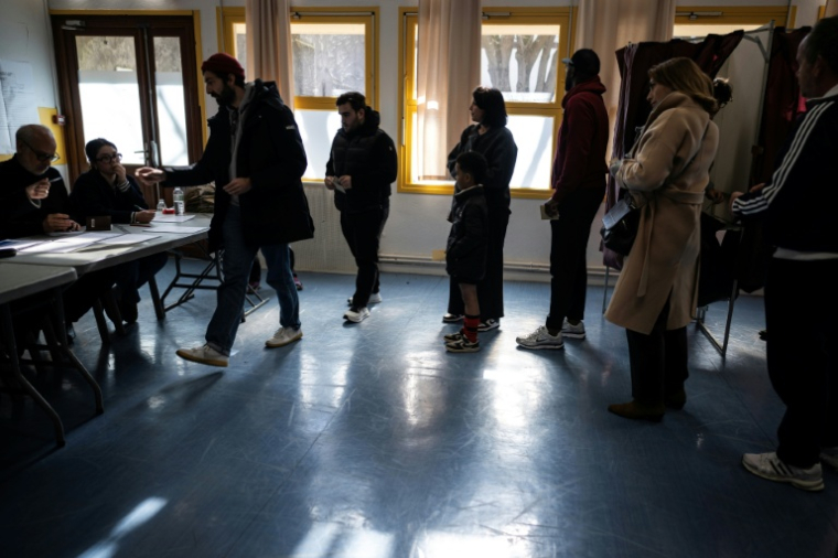 Des électeurs votent au premier tour des municipales, le 15 mars 2026 à Toulouse ( AFP / Lionel BONAVENTURE )