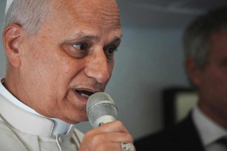 Le pape Léon XIV s'adresse aux journalistes à bord de l'avion papal reliant Malabo à Rome, le 23 avril 2026 ( POOL / Andrew Medichini )