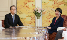 La présidente du parti PLD, Sanae Takaichi (D), et son homologue du Komeito, Tetsuo Saito, le 10 octobre 2025 à Tokyo ( JIJI Press / STR )