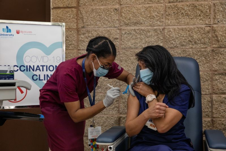 CORONAVIRUS: UNE PERSONNE SUR QUATRE DANS LE MONDE N'AURA PAS ACCÈS AU VACCIN AVANT 2022