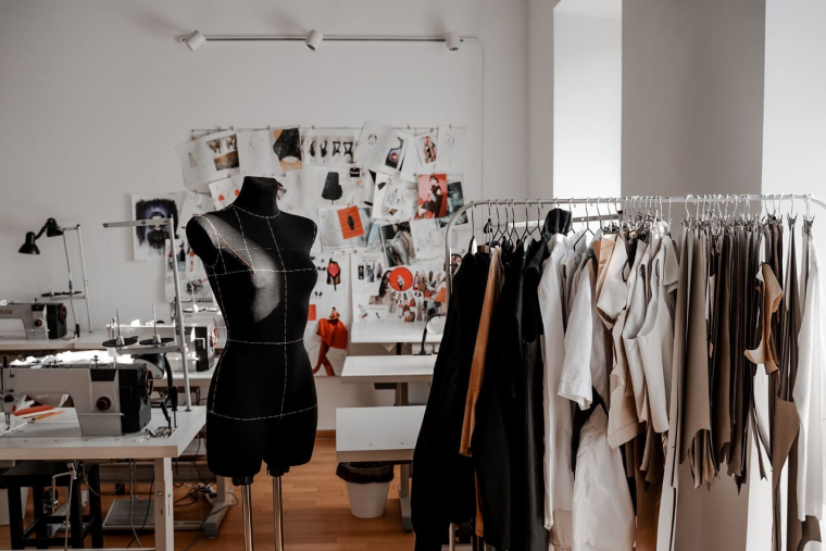 (Crédits photo : Adobe Stock - atelier de couture et de retouches)