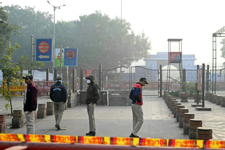 Des policiers montent la garde près du site d'une explosion survenue lundi soir dans la zone du Fort Rouge, à New Delhi, le 12 novembre 2025 en Inde ( AFP / Arun SANKAR )