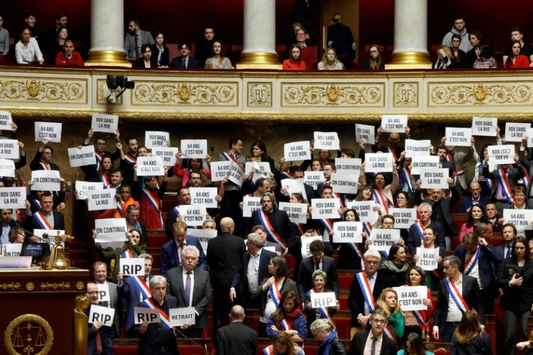 Vote de défiance sur la réforme des retraites à l'Assemblée nationale à Paris