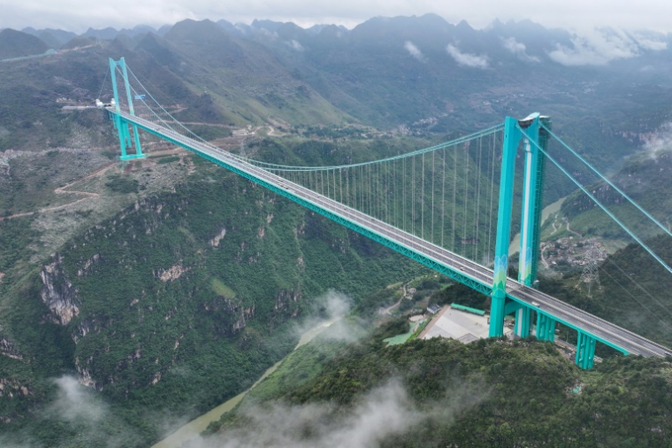Le pont du Grand Canyon de Huajiang, le plus haut du monde, dans la province du Guizhou, dans le sud-ouest de la Chine, le 27 septembre 2025 ( AFP / STR )