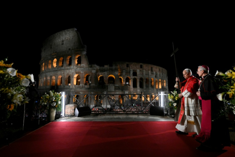 Cette photo, prise et diffusée le 3 avril 2026 par Vatican Media, montre le pape Léon XIV participant au Chemin de Croix au Colisée dans le cadre des célébrations de la Semaine sainte à Rome. ( VATICAN MEDIA / Handout )