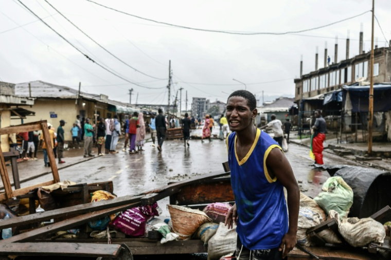 Des partisans du leader de l'opposition et candidat à la présidentielle Issa Tchiroma Bakary rassemblent des matériaux dans les rues pour construire des barricades après l'annonce des résultats de l'élection présidentielle à Yaoundé, le 27 octobre 2025 au Cameroun ( AFP / - )