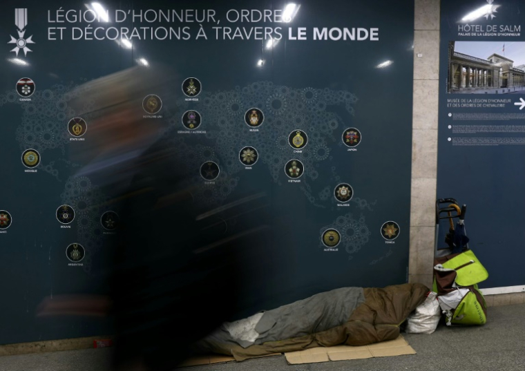 Un sans-abri dans le métro à Paris, le 25 mars 2024 ( AFP / Emmanuel Dunand )