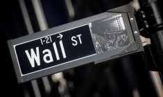 Un panneau indiquant Wall Street est visible dans le quartier financier de New York