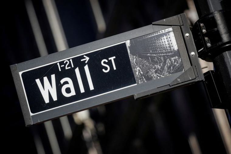 Un panneau indiquant Wall Street est visible dans le quartier financier de New York