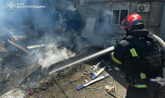 Photo prise et diffusée le 24 juin 2025 par le Service d'urgence de l'État ukrainien d'un pompier éteignant un incendie après une frappe de missile russe à Dnipro, dans l'est de l'Ukraine ( State Emergency Service of Ukraine / Handout )