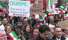 A Paris, des manifestants scandent le nom du fils de l'ancien chah d'Iran