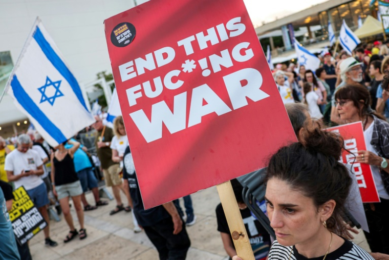 Des manifestants appellent le gouvernement à obtenir la libération des otages israéliens détenus dans la bande de Gaza, dans la ville côtière israélienne de Tel-Aviv, le 19 juillet 2025 ( AFP / Jack GUEZ )