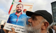 Un manifestant brandit le portrait d'une victime de la catastrophique explosion qui a ravagé le port de Beyrouth en 2020, lors d'une manifestation de commémoration et pour réclamer la punition des responsables, à Beyrouth, le 4 août 2025 ( AFP / ANWAR AMRO )