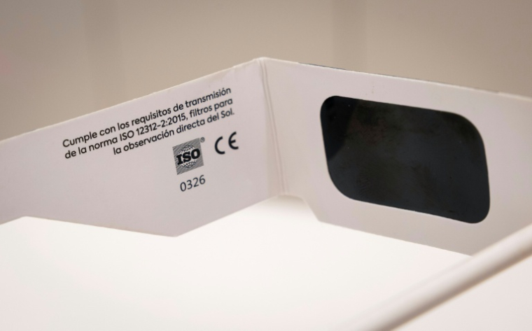 Des lunettes d'observation d'éclipse, certifiées conformes à la norme de sécurité internationale ISO 12312-2:2015 en vente chez un opticien à Palma de Majorque, le 25 juin 2026 en Espagne ( AFP / Jaime REINA )