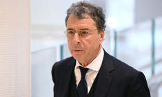 L'homme d'affaires franco-algérien Alexandre Djouhri arrive au tribunal de Paris le 25 mars 2025 ( AFP / Hugo MATHY )