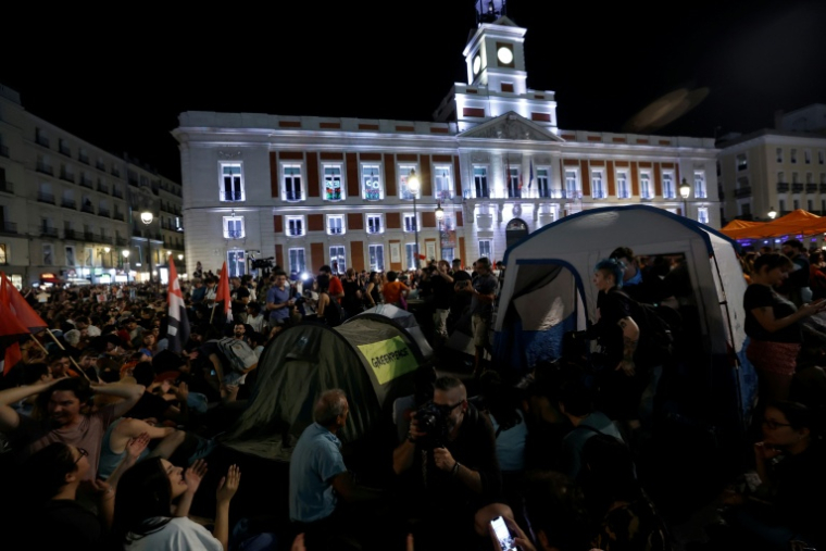 Des manifestants occupent la Puerta del Sol à Madrid pour protester contre les expulsions de logements, le 26 septembre 2026 ( AFP / Oscar DEL POZO )
