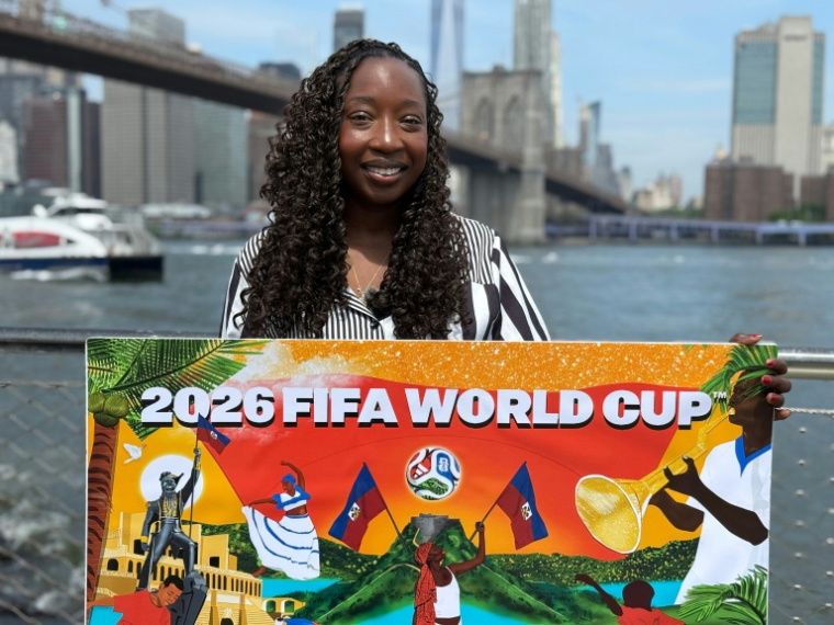 Lyne Lucien, artiste haïtienne résidant à Brooklyn, tient en mains l'illustration qu'elle a réalisée pour la Global Artist Series de Fox Sports, un projet collaboratif pour le Coupe du Monde, le 10 juin 2026 ( AFP / Diane DESOBEAU )