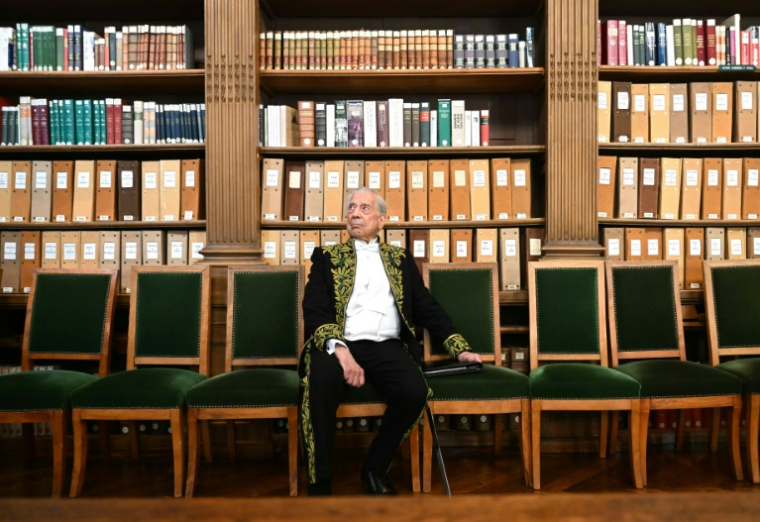 L'écrivain hispano-péruvien Mario Vargas Llosa le 9 février 2023 à Paris avant son entrée à l'Académie française ( AFP / Emmanuel DUNAND )
