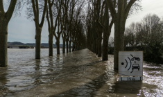 Une route inondée à Tonneins, dans le département du Lot-et-Garonne, le 18 février 2026 ( AFP / Ed JONES )