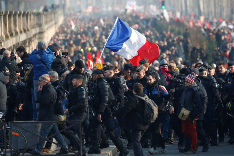 TOUT GRAND RASSEMBLEMENT EN MILIEU CONFINÉ INTERDIT EN FRANCE