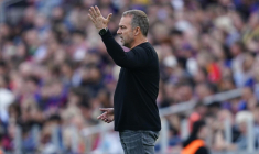 Hansi Flick est vert contre la pelouse de l’Atlético