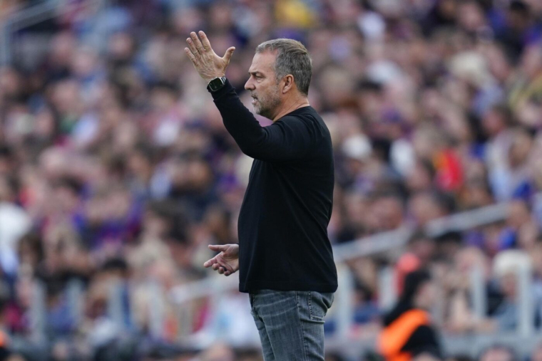 Hansi Flick est vert contre la pelouse de l’Atlético