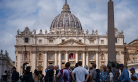 Des visiteurs sur la place Saint-Pierre au Vatican le 5 mai 2025  ( AFP / Dimitar DILKOFF )