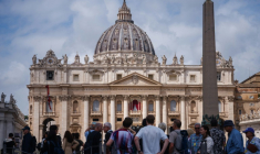 Des visiteurs sur la place Saint-Pierre au Vatican le 5 mai 2025  ( AFP / Dimitar DILKOFF )