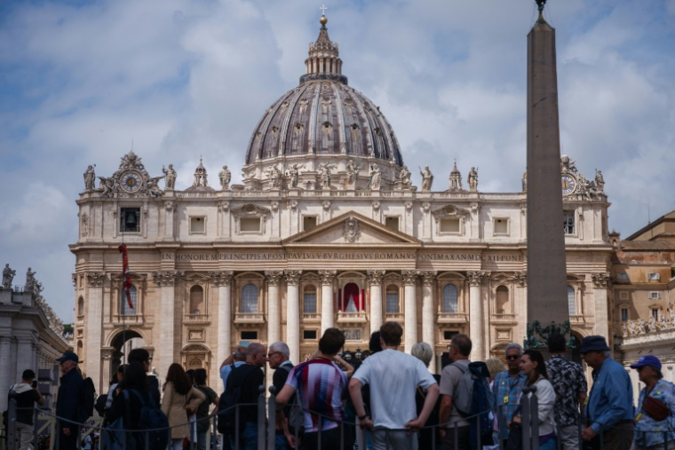 Des visiteurs sur la place Saint-Pierre au Vatican le 5 mai 2025 ( AFP / Dimitar DILKOFF )