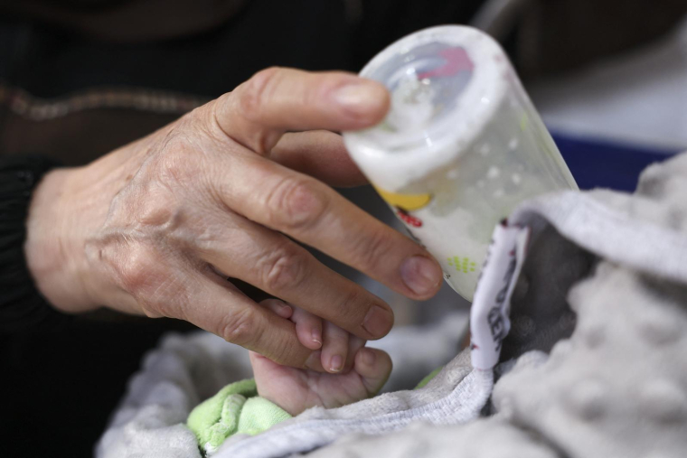 Nestlé et Lactalis ont annoncé le rappel de laits infantiles dans plusieurs pays après la détection possible de céréulide. ( AFP / OMAR HAJ KADOUR )