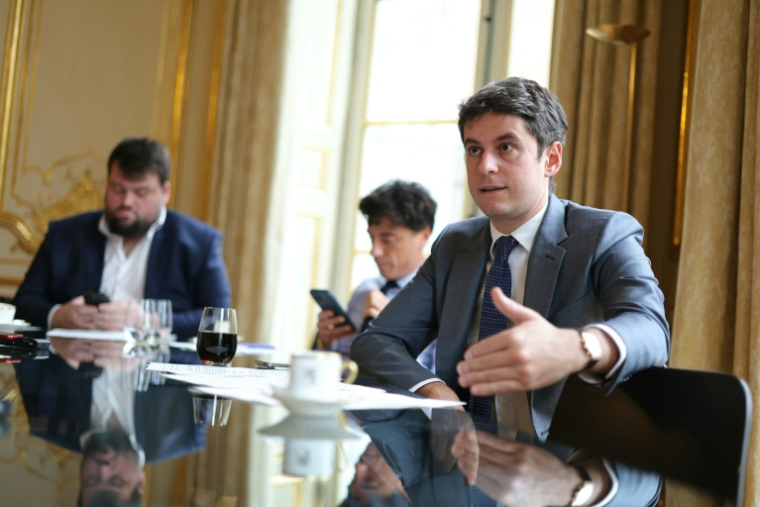 Maxime Cordier (à gauche), Louis Jublin et Gabriel Attal à Matignon le 13 mars 2024 ( AFP / Thomas SAMSON )