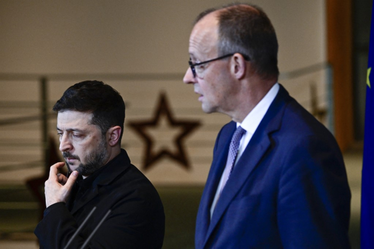 Le chancelier allemand Friedrich Merz et le président ukrainien Volodymyr Zelensky à Berlin, le 15 décembre 2025. ( AFP / JOHN MACDOUGALL )