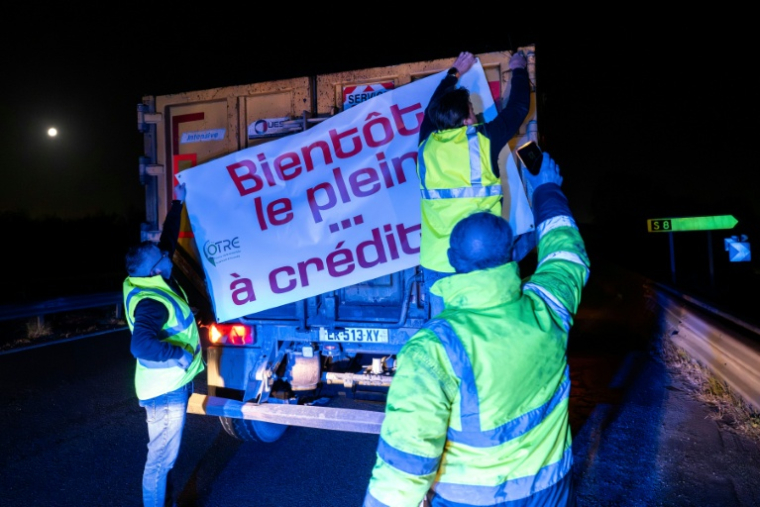 Des chauffeurs routiers rassemblés sur le périphérique de Nantes, le 31 mars 2026, pour protester contre la hausse des prix du carburant et réclamer une aide accrue du gouvernement ( AFP / Sebastien Salom-Gomis )