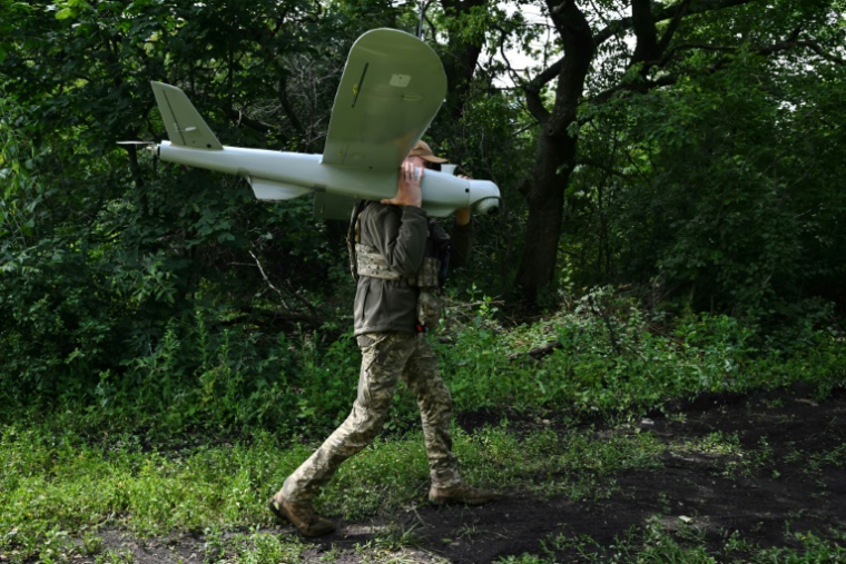 Un soldat ukrainien transporte un drone de reconnaissance Leleka, dans la région de Donetsk en Ukraine le 27 juin 2023 ( AFP / Genya SAVILOV )