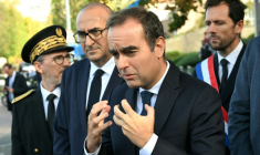 Le Premier ministre Sébastien Lecornu, le 11 octobre 2025 à L'Haÿ-les-Roses   ( POOL / Martin LELIEVRE )