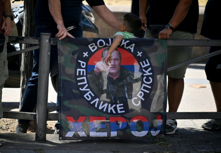 Un portrait du défunt chef militaire serbe de Bosnie Ratko Mladić lors d'une commémoration militaire en son honneur à la Maison de l'armée serbe, à Belgrade, le 5 septembre 2026 en Serbie ( AFP / OLIVER BUNIC )