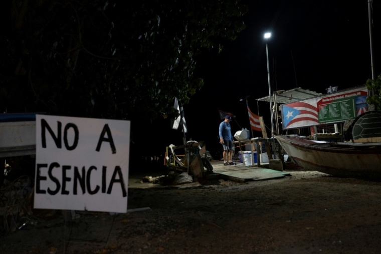 Une pancarte contre le projet immobilier Esencia à Cabo Rojo, le 15 juillet 2025 à Porto Rico ( AFP / Ricardo ARDUENGO )