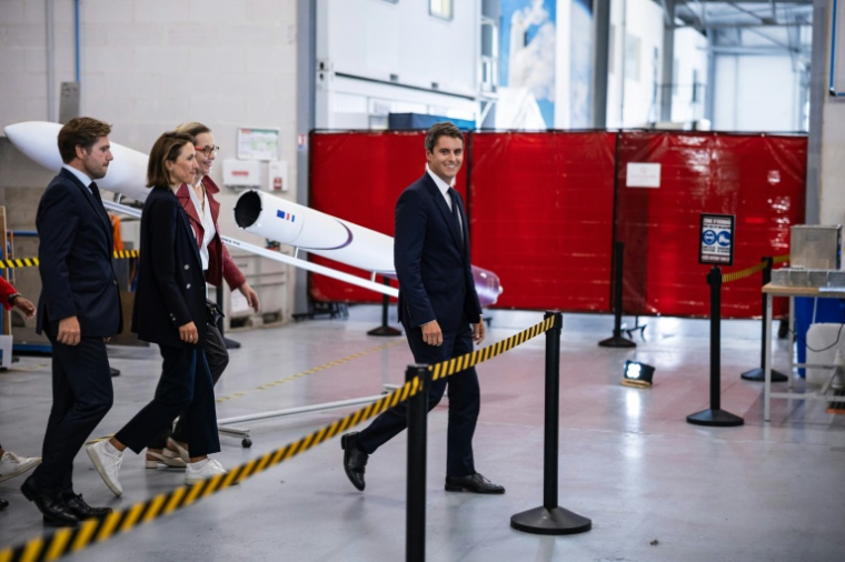 Le candidat de Renaissance à la présidentielle Gabriel Attal dans les locaux de l'entreprise aérospatiale Latitude le 17 septembre 2026 à Reims ( AFP / Sameer Al-DOUMY )