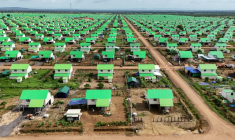 Vue aérienne d'un "village d'attente" dans le district de Svay Chek, dans la province de Banteay Meanchey, le 24 août 2026 au Cambodge ( AFP / Suy SE )