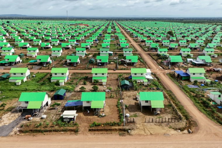 Vue aérienne d'un "village d'attente" dans le district de Svay Chek, dans la province de Banteay Meanchey, le 24 août 2026 au Cambodge ( AFP / Suy SE )