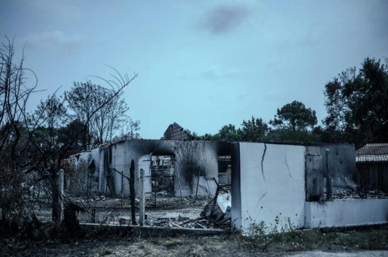 Une maison touchée par l'incendie qui a ravagé la région de la Gironde, le 15 août 2026 dans la commune du Porge ( AFP / Olivier MORIN )