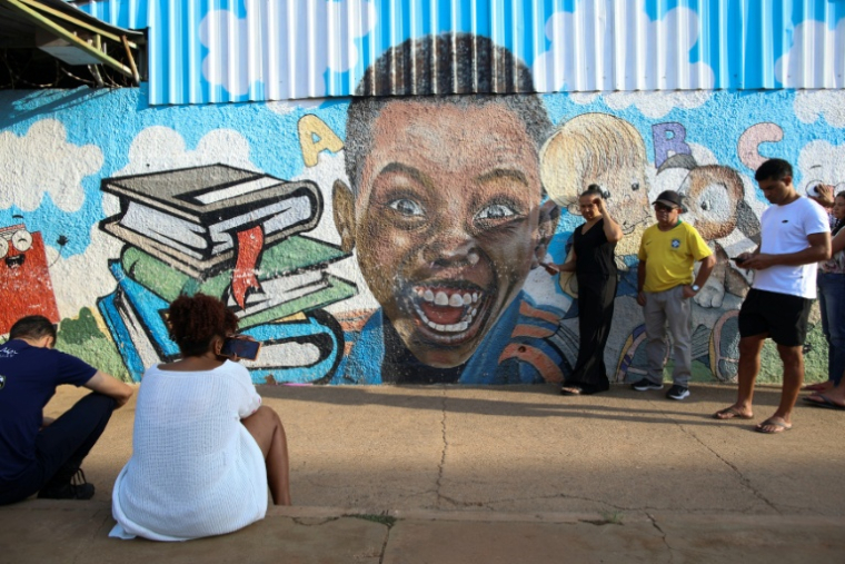 Des électeurs attendent de voter pour le second tour de la présidentielle brésilienne, le 25 octobre 2026 à Cidade Estrutural, en banlieue de Brasilia ( AFP / Sergio Lima )