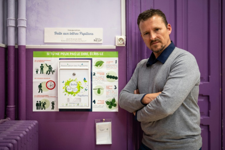 Laurent Boyet, fondateur de l'association Les Papillons, devant une boîte aux lettres pour les élèves en cas d'abus à l'école, le 12 mai 2025 à l'école élémentaire Blanche à Paris ( AFP / LEO VIGNAL )