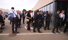 Le ministre de l'Intérieur Bruno Retailleau se rend au centre de rétention administrative de Metz-Queuleu (Moselle), alors qu'une quinzaine d'actions violentes ont été menées contre des prisons et des agents pénitentiaires ces dernières semaines. IMAGES ( AFPTV / Sebastien SAUGUES )
