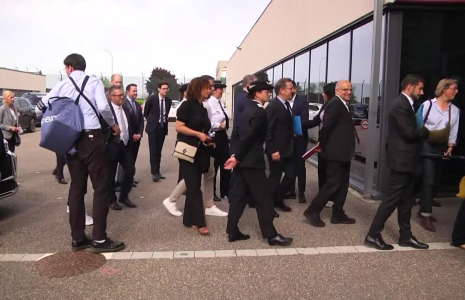 Le ministre de l'Intérieur Bruno Retailleau se rend au centre de rétention administrative de Metz-Queuleu (Moselle), alors qu'une quinzaine d'actions violentes ont été menées contre des prisons et des agents pénitentiaires ces dernières semaines. IMAGES ( AFPTV / Sebastien SAUGUES )