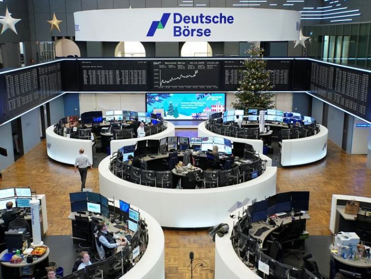 Le graphique de l'indice boursier allemand DAX est affiché à la bourse de Francfort