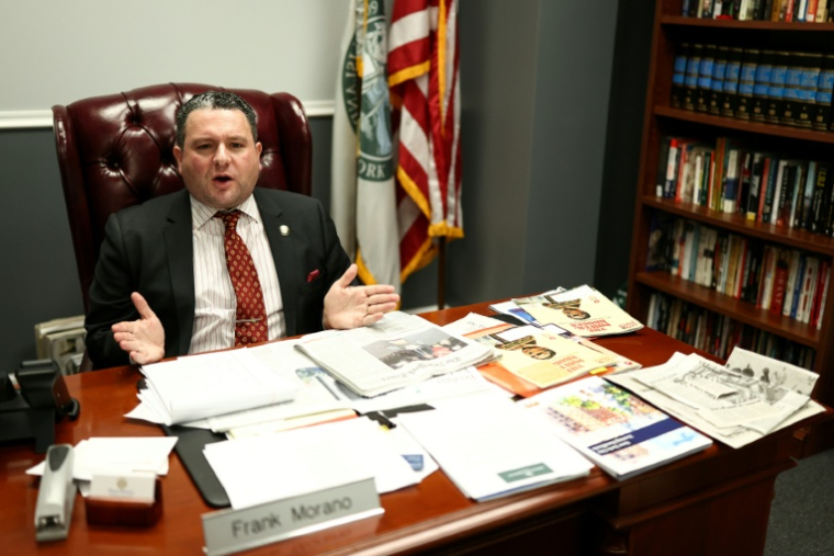 Frank Morano, élu du 51e district de New York au Conseil municipal de la ville, dans son bureau de Staten Island, le 23 janvier 2026 ( AFP / CHARLY TRIBALLEAU )