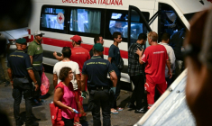 Des migrants sont pris en charge par les secours à Lampedusa le 14 août 2025 après le naufrage de leur embarcation ( AFP / Stefano Rellandini )